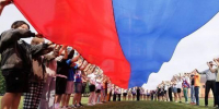 Белый, синий, красный: в стране отмечают День Государственного флага - Regions.Ru