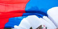 Жители Реутова растянули триколор в Центральном парке - Regions.Ru
