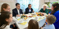 Многодетную семью Медведевых навестили председатель Мособлдумы и глава Реутова - ТВ-Реутов